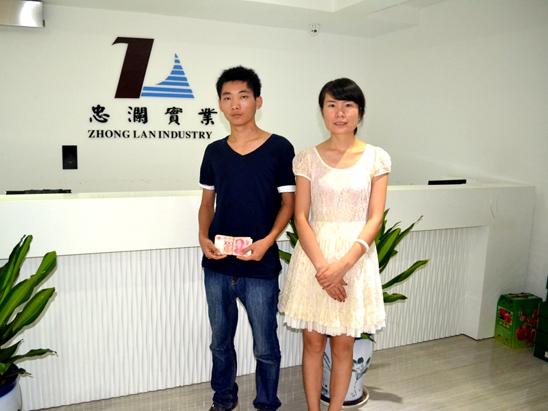 捐助大(dà)學生(shēng)